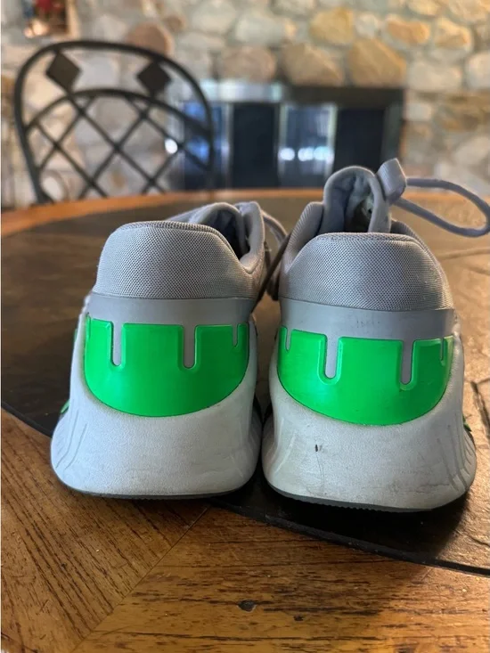 Nike Men's Athletic Shoes Light Gray with Green Accents - Picture 6 of 6